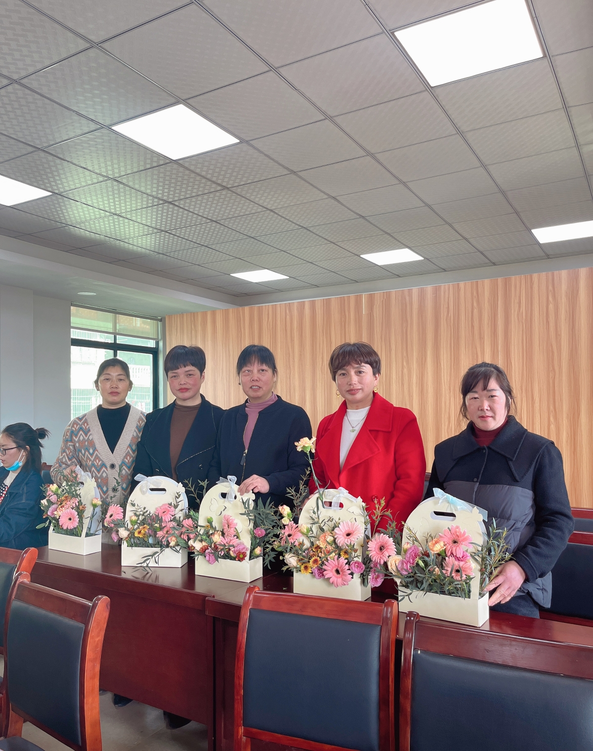 圖2  鮮花送老人.jpg