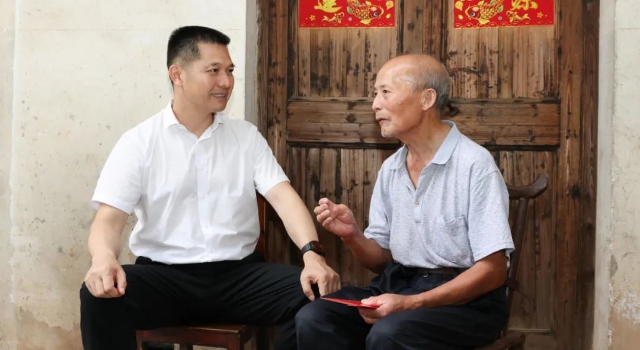 市領(lǐng)導(dǎo)開(kāi)展“七一”走訪(fǎng)慰問(wèn)活動(dòng)